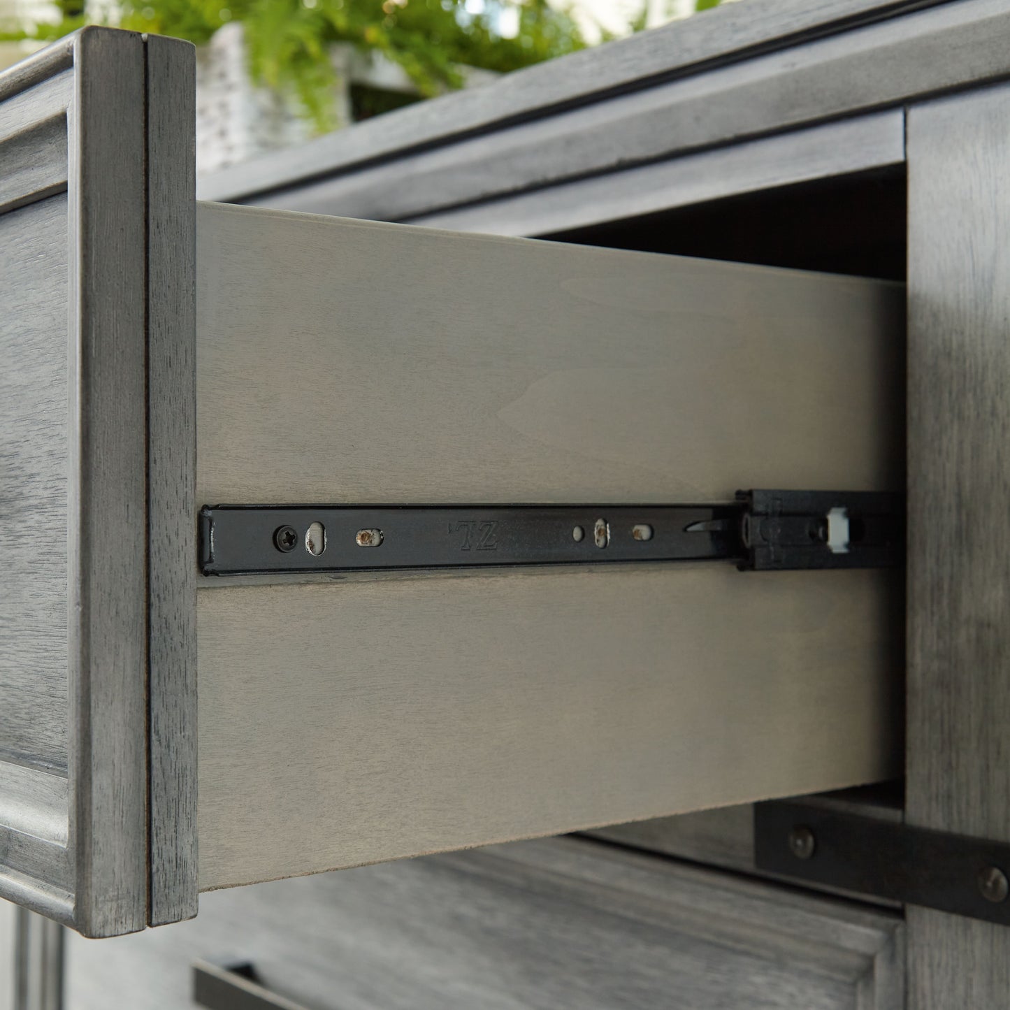 Russelyn - Gray - Five Drawer Chest