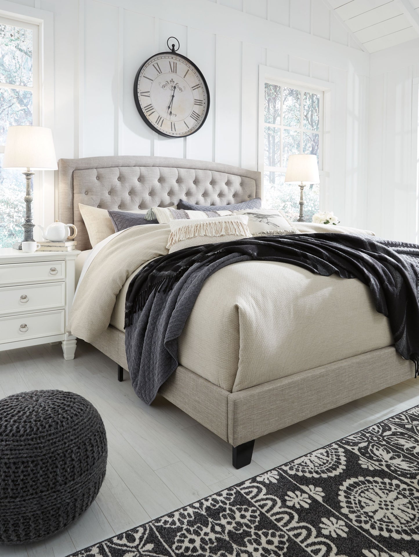 Jerary - Arched Upholstered Bed